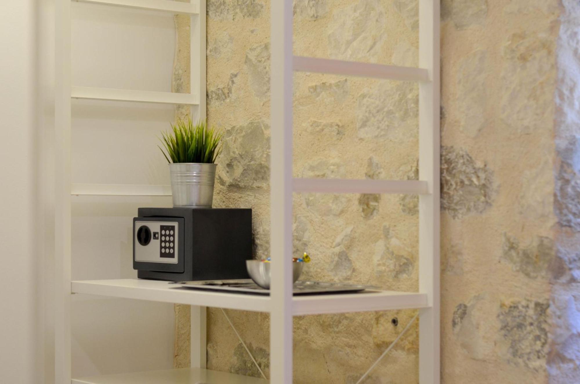 Apartments & Rooms Tiramola - Old Town Trogir Room photo